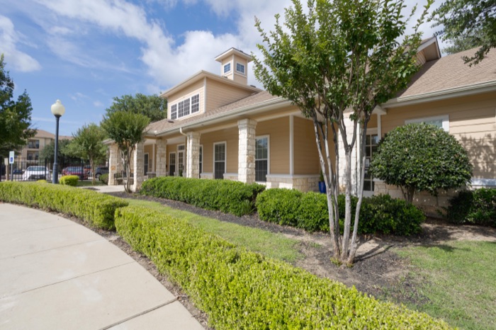 Landscaped walkway at Villas on Calloway Creek