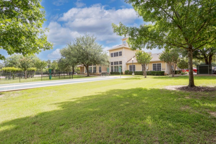 Community lawn and clubhouse at Villas on Calloway Creek