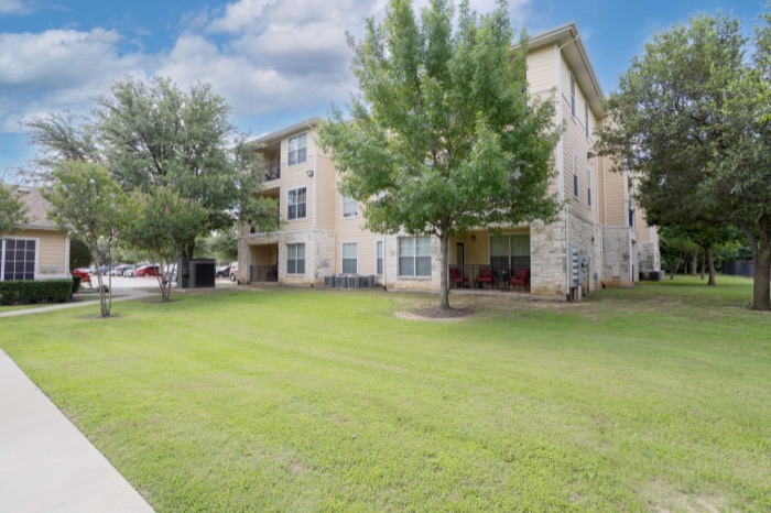 Apartment building and lawn at Villas on Calloway Creek