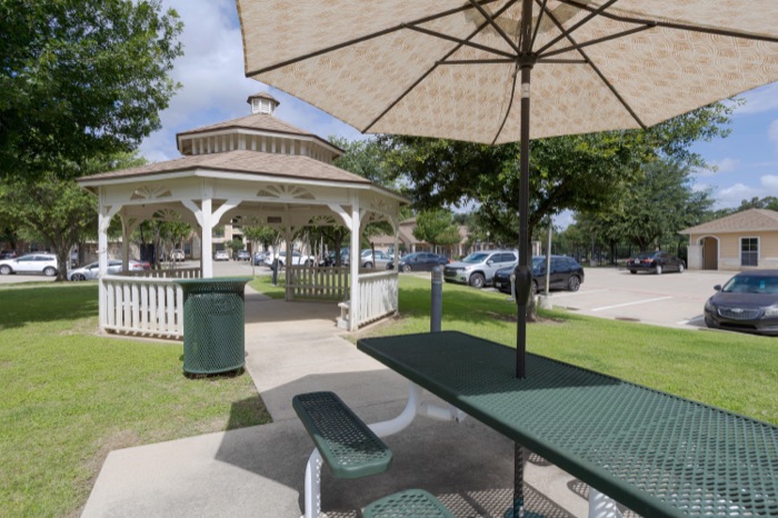 Picnic table and gazebo at Villas on Calloway Creek