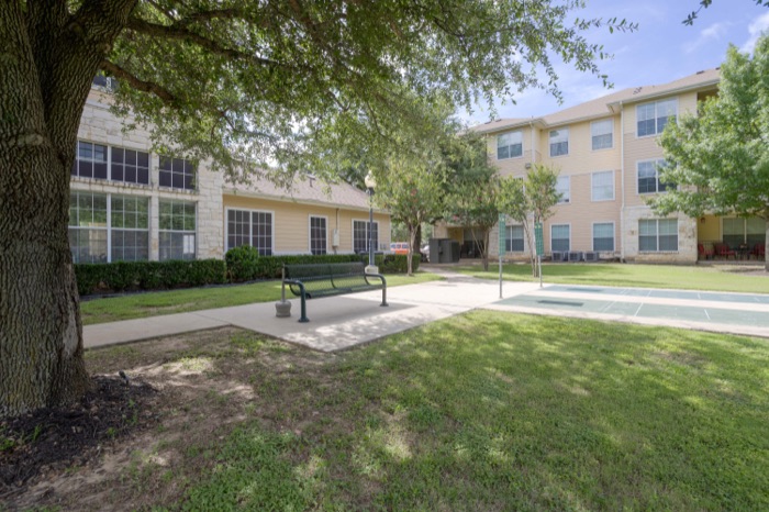 Courtyard seating at Villas on Calloway Creek