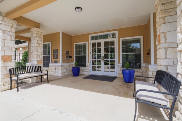 Covered patio seating at Villas on Calloway Creek