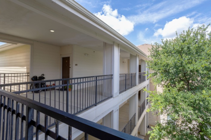 Exterior walkway at Villas on Calloway Creek